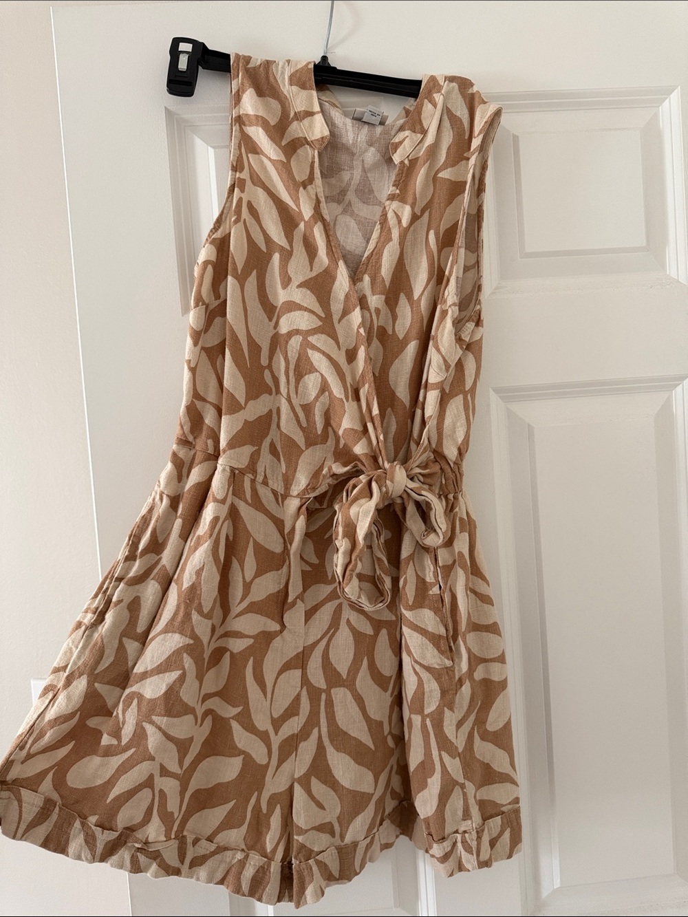 Sleeveless Tan & Cream Leaf-Print Tie-Waist Romper
